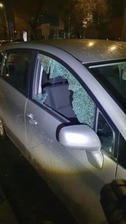 Bărbat din Pâncota reținut de polițiști după ce a spart geamul unei mașini și a furat un portmoneu cu acte, bani și carduri bancare