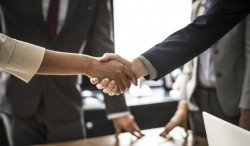 Întâlniri zilnice cu oameni de afaceri și reprezentanți ai unor mari companii, interesați să investească în județul Arad