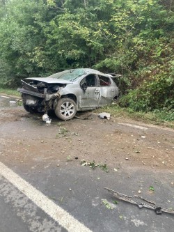 Mașină intrată în copac la ieșirea din Lipova spre Zăbrani. Două persoane rănite transportate la spital