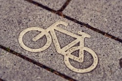 Biciclist lovit de tren la o trecere la nivel cu calea ferată