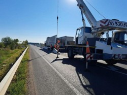 Trafic îngreunat în apropiere de sensul giratoriu al centurii Timișoara cu DN 69 Arad – Timișoara. Se montează parapete de beton