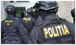 Percheziții la un ”pește” din Curtici, cu mascați și ”spart” de uși