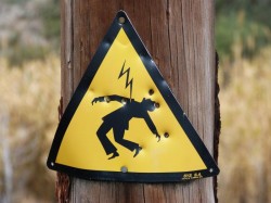 Tânăr electrocutat de firele de înaltă tensiune de la calea ferată, în apropiere de Ghioroc

