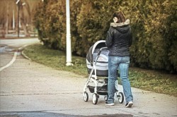 Au furat căruciorul dar n-au reușit să-și plimbe copilul cu el
