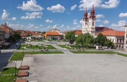 Dacă tot este refăcut în Piața Catedralei, o putem umple de gunoaie în viziunea unora