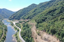 După o lună terorizantă pentru șoferi, s-a reluat circulația pe Valea Oltului, sectorul Boița - Lazaret

