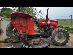 O mașină cu 3 ocupanți a intrat într-un tractor parcat în Buceava-Șoimuș