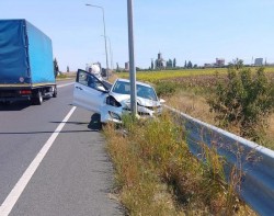 Un șofer neatent a greșit ieșirea de pe autostradă spre Arad și a ajuns în stâlp. Traficul a fost îngreunat