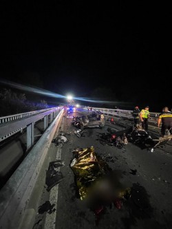 Carnagiu pe o șosea din vestul țării. Cinci tineri au murit după ce mașina în care se aflau s-a izbit de un cap de pod. Un biciclist de 15 ani a fost rănit

