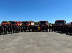 Cei 40 de pompieri și cele două autospeciale de stingere cu apă pentru intervenție rapidă au ajuns ieri în baza de operații din regiunea Attica