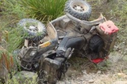 Doi tineri au ajuns la spital după ce s-au răsturnat cu ATV-ul pe Valea Meghesului spre Izoi