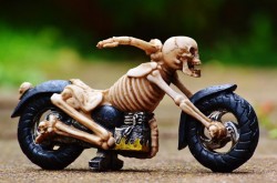 Cu o alcoolemie uriașă în sânge de 2,60 g/l și fără permis, un bărbat se plimba cu motorul neînmatriculat pe Bulevardul Revoluției din Arad. Noroc că a fost depistat la timp de polițiști