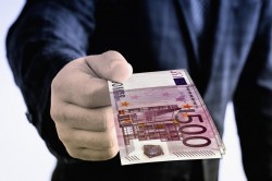 Şase medici oncologi și o asistentă suspecți de luare de mită în formă continuată. Cei 7 inculpați au primit control judiciar

