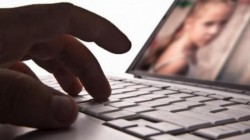 Pervers din Arad cercetat pentru pornografie infantilă calificată. A filmat o minoră, fata concubinei sale, în ipostaze sexuale explicite