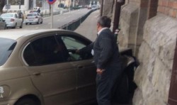 A fost atât de beat încât a intrat cu mașina în pereții unei case din Curtici

