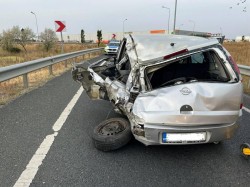 Accident între un TIR și o mașină pe autostrada A1 la coborârea spre Zădăreni. Traficul este restricționat