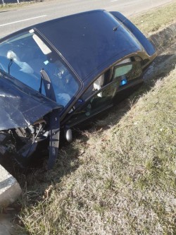 Accident rutier cu victimă în apropiere de Gurahonț! Un șofer neatent a intrat cu mașina într-un cap de pod

