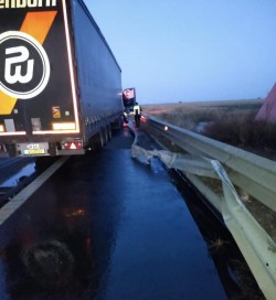 Accident pe autostradă în zona orașului Pecica. Traficul a fost restricționat