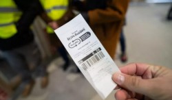 4 români inventivi  au tras un tun de 300.000 de lei unui lanț de magazine cu  vouchere false pentru PET-uri în sistemul de garanţie–returnare pentru ambalaj