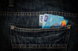 Hoț de buzunare moldovean prins de polițiștii din Vlaicu după ce a furat un telefon mobil și un card de la o arădeancă