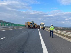 Accident rutier pe autostrada A1, Nădlac - Sibiu. Un autocamion care transporta un buldozer a lovit parapetul. Traficul a fost blocat

