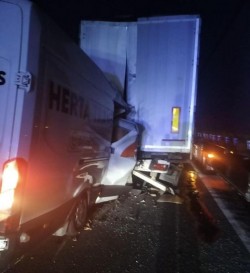 Carambol între un TIR, un microbuz și un camion pe autostrada A1