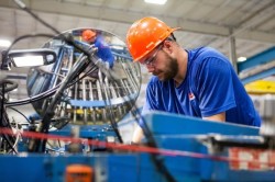 Deși resursele de muncă în România sunt de peste 12 milioane de persoane, ponderea persoanelor active este de doar aproape 8 milioane. Diferența, ori taie frunza la câini, ori lucrează la negru