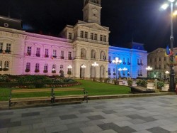 Palatul Administrativ iluminat în roz și bleu în memoria copiilor decedați