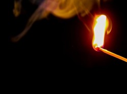 Piroman reținut după ce a încercat să incendieze o mașină parcată pe o stradă din Arad

