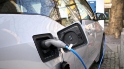 De ce nu-și mai cumpără românii mașini electrice. Încărcarea unei maşini electrice timp de 25 de minute pentru a parcurge 100 km costă în România aproximativ 50 de lei