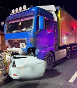 Doi tineri de 20 de ani au murit după ce mașina condusă de unul dintre ei a intrat frontal într-un TIR

