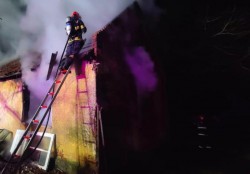Casă din Seleuș salvată din flăcări de pompierii din Ineu
