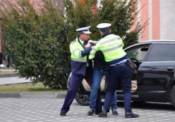 Oamenii au început să se teamă în propriile locuințe. Violare de domiciliu și tâlhărie în zori de zi la Zăbrani. Autorii, identificați și reținuți în doar câteva ore