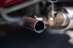 Un arădean și-a hărțuit fosta iubită printr-o metodă inedită. A montat un dispozitiv de urmărire pe țeava de eșapament a mașinii