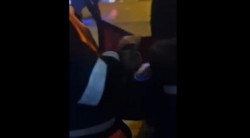 Caz șocant! Pentru că a pierdut o sumă mare de bani, un bărbat s-a autoincendiat în fața unei săli de jocuri de noroc. Victima este în stare gravă