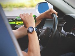 Posibilă tragedie evitată. La doar 19 ani, beat și fără permis, a furat o mașină, dar a fost depistat de polițiști la Mișca