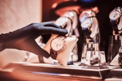 Schemă frauduloasă transfrontalieră cu ceasuri de lux, în valoare totală de 85,91 milioane lei 