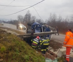 Accident pe DN 76 între Vârfurile și Lazuri. O furgonetă a intrat într-un stâlp