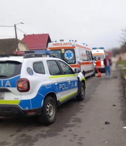 Accident mortal! Un biciclist a murit după ce a fost lovit de un microbuz care a intrat pe contrasens


