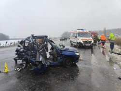 Încă o tragedie pe șoselele României. Minor de 15 ani și mama lui decedați într-un cumplit accident rutier în care au fost implicate 2 autoturisme și o ambulanță