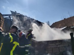 Casă din Vladimirescu salvată de flăcări de pompierii arădeni