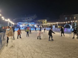 Veste bună pentru amatorii de patinaj, patinoarul din Parcul Reconcilierii rămâne deschis