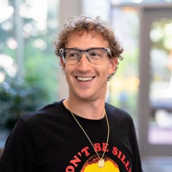 Mark Zuckerberg spune că „va reduce drastic cenzura” pe Facebook și Instagram 