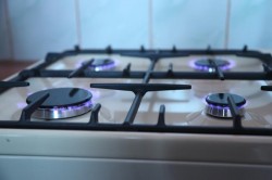 Fals lucrător de la gaz reținut după ce a sustras 10.000 de lei dintr-o locuință din Arad