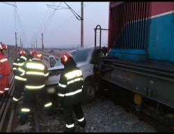 Accident grav pe calea ferată. Un tânăr a murit după ce autoutilitara în care se afla a fost lovită violent de tren