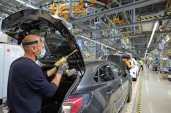 Record dublu în industria auto românească în 2024: 560.000 de maşini au fost produse la Craiova şi Mioveni