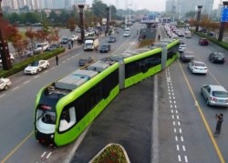 Primul tramvai fără șine din lume a început cursele de testare. O idee pentru specialiștii de la Astra Vagoane Călători Arad

