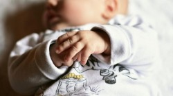 O minoră de 14 ani a născut acasă. Tatăl copilului este un tânăr de 22 de ani