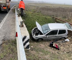 Mașină abandonată în câmp, găsită de drumari în urma unei revizii obișnuite
