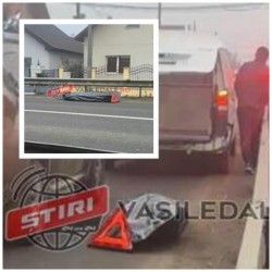 Scene înfiorătoare pe șosea. Cadavru pierdut pe carosabil din mașina mortuară